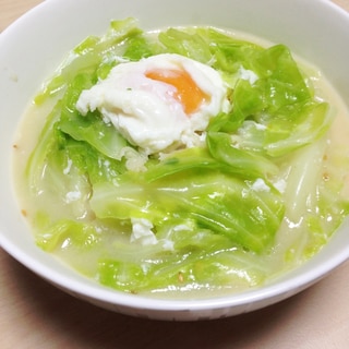 キャベツと卵のインスタント豚骨ラーメン